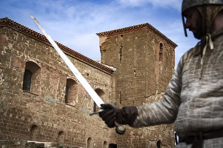 Caballero defendiendo la iglesia del castillo